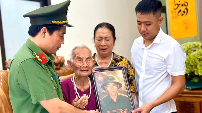 2-trinh-thi-cha-me-liet-sy-le-cong-hoan.jpg