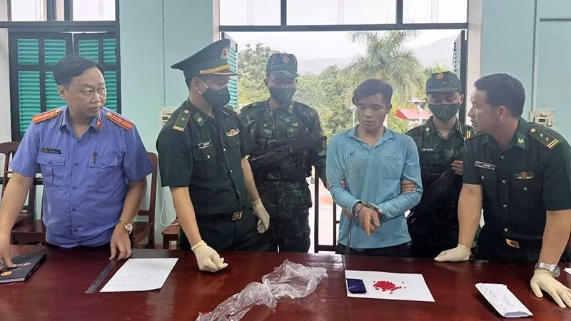 Lực lượng chức năng bắt giữ đối tượng cùng ma túy tang vật.