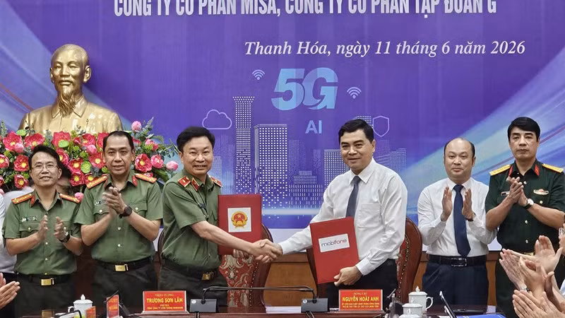 Lãnh đạo tỉnh Thanh Hóa và Tổng công ty Viễn thông MobiFone trao thỏa thuận hợp tác giai đoạn 2026-2030.
