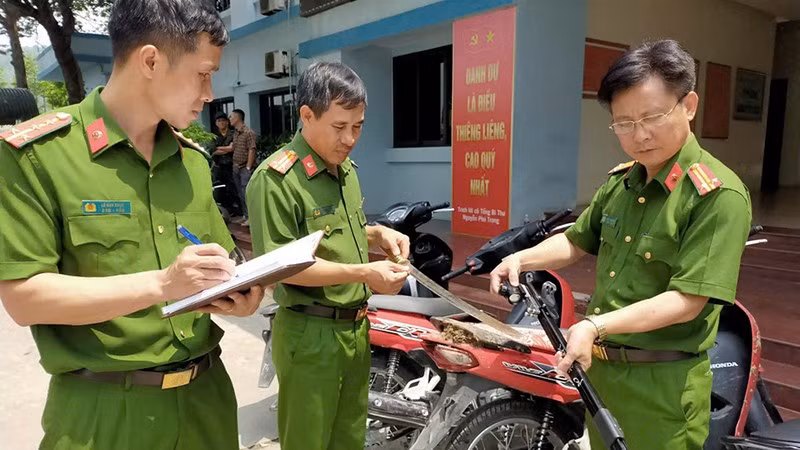 Công an kiểm tra, kê biên hung khí nguy hiểm các thanh, thiếu niên mang theo cùng phương tiện tháo biển xe.