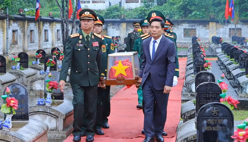 Các đại biểu đón, di chuyển, an táng hài cốt liệt sĩ tại Nghĩa trang Đồng Tâm.