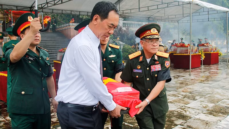 Lãnh đạo tỉnh Thanh Hóa và đại diện tỉnh Hủa Phăn (Lào) di chuyển, an táng hài cốt liệt sĩ tại Nghĩa trang quốc tế Đồng Tâm, tỉnh Thanh Hóa.