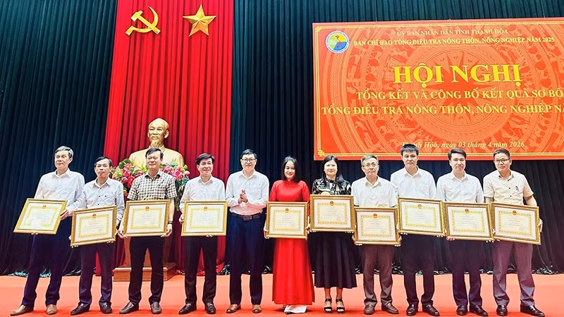 2-trao-bang-khen-cho-cac-ca-nhan-xuat-sac.jpg