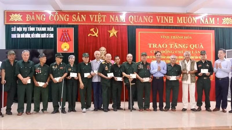 2-trao-qua-cua-tong-bi-thu.jpg