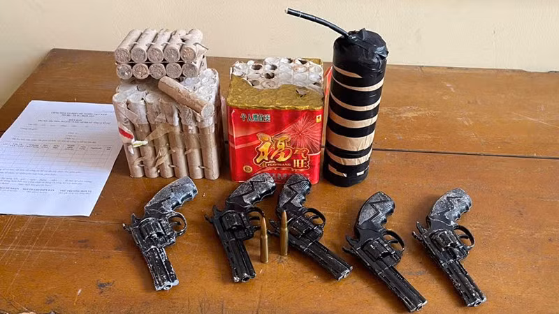 Vũ khí nóng và pháo công dân tự giác giao nộp cho cơ quan chức năng.