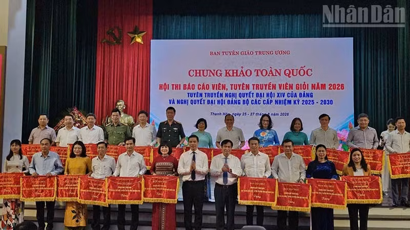 Ban Tổ chức tặng cờ lưu niệm cho các đơn vị có thí sinh dự thi. (Ảnh: MAI LUẬN)