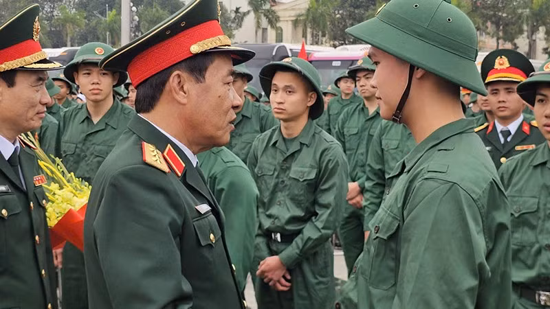 Lãnh đạo Bộ Quốc phòng ân cần hỏi thăm tân binh Thanh Hóa.