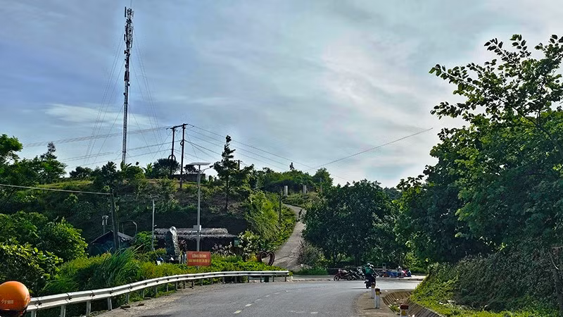 Cột thu, phát sóng viễn thông tại "cổng trời", xã Trung Lý, tỉnh Thanh Hóa.