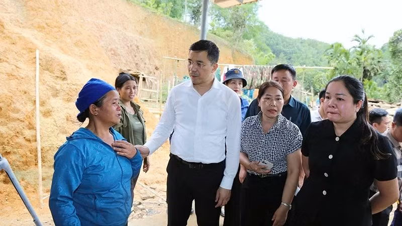 Lãnh đạo tỉnh Thanh Hóa động viên gia đình có nạn nhân tử vong do thiên tai ở xã Nam Xuân.