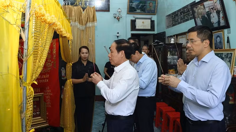 Phó Thủ tướng Chính phủ và lãnh đạo tỉnh Thanh Hóa viếng Anh hùng Lực lượng vũ trang nhân dân Ngô Thị Tuyển.