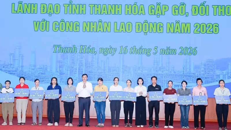 2-liem-va-toan-trao-ho-tro-cho-cong-nhan-mac-benh-hiem-ngheo.jpg