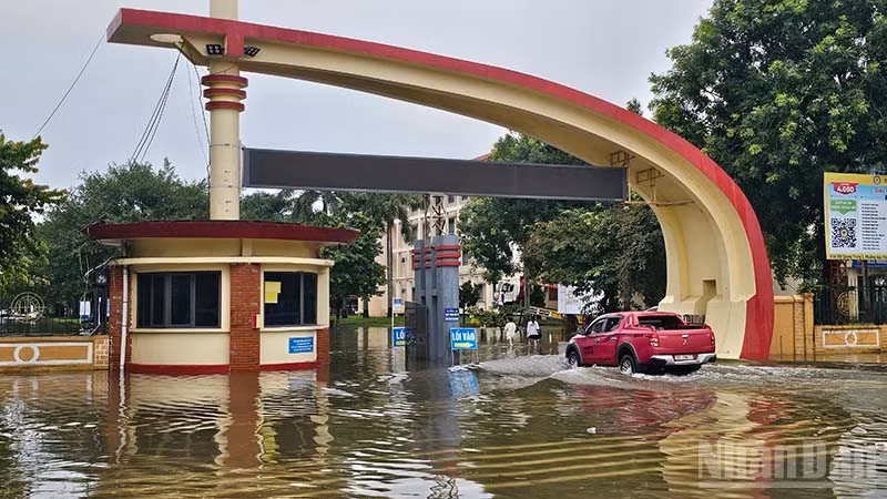 Trường đại học Hồng Đức bị ngập nước trong đợt mưa dài ngày vừa qua. (Ảnh: Mai Luận)