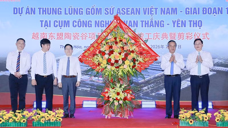 Lãnh đại tỉnh Thanh Hóa tặng hoa chúc mừng chủ đầu tư dự án.