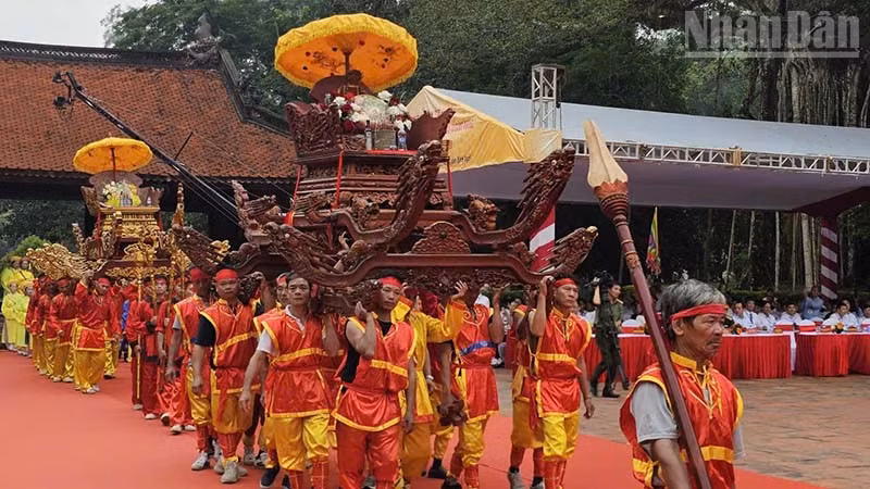 Rước kiệu vua Lê Thái Tổ và Trung Túc vương Lê Lai về sân điện Lam Kinh. (Ảnh: MAI LUÂN)