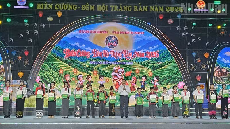 ndo_tr_2-b-ptt-trao-qua.jpg