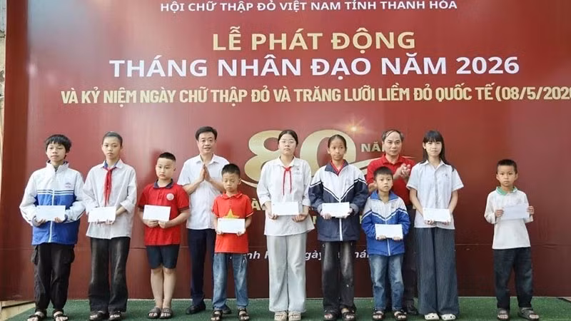 Hội Chữ thập đỏ tỉnh Thanh Hóa trao tặng quà cho học sinh có hoàn cảnh khó khăn.