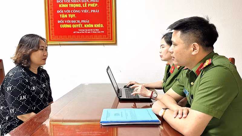 Công an xét hỏi đối tượng Lê Thị Hồng.