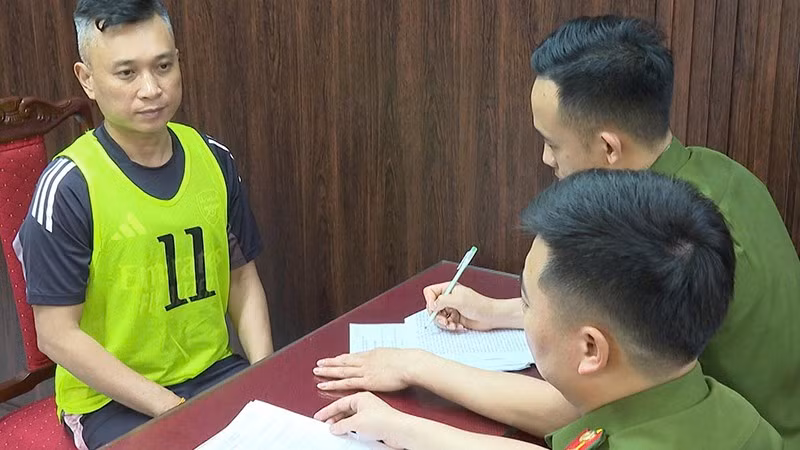 Công an đấu tranh với đối tượng chủ mưu, cầm đầu.