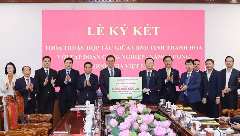 2-trao-51-ty-dong-cho-mat-tran-tq.jpg