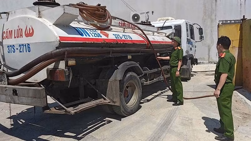 Cảnh sát phát hiện chất lỏng đang được hút từ bể tại khu kinh doanh phế liệu lên xe bồn. (Ảnh: Công an Thanh Hóa)