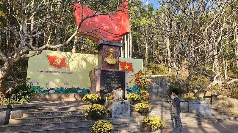 Đài tưởng niệm Bác Hồ ở Rừng Thông, phường Đông Sơn, tỉnh Thanh Hóa.