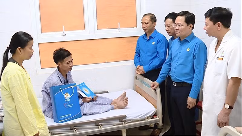 2-tham-tang-qua-trinh-van-thao-cong-nhan-cong-ty-tnhh-giay-rollsport-viet-nam.jpg