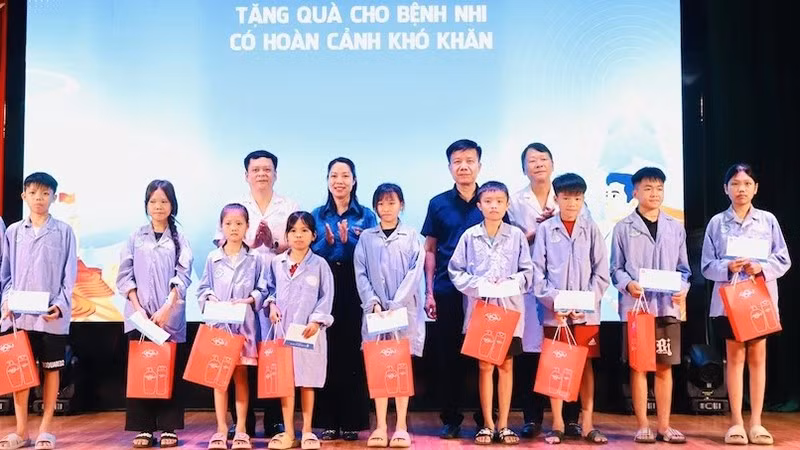 2-tang-qua-cho-benh-nhan-nhi.jpg