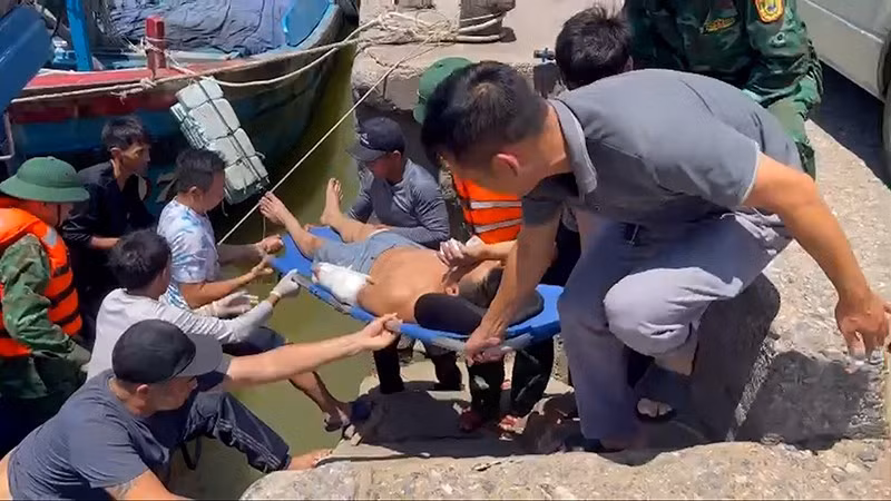 Lực lượng cứu hộ đưa lao động bị tai nạn về bờ, chuyển đến cơ sở y tế cấp cứu.