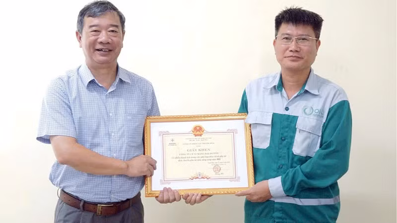 Lãnh đạo Công ty Điện lực Thanh Hóa trao tặng giấy khen cho khách hàng sử dụng điện tiết kiệm, an toàn, hiệu quả.