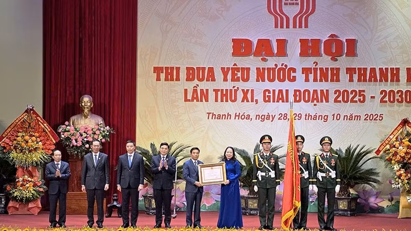 Phó Chủ tịch nước Võ Thị Ánh Xuân trao Huân chương Lao động cho tỉnh Thanh Hóa.