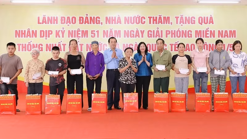 2-tang-qua.jpg