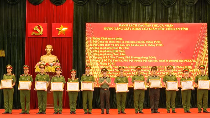 2-tang-giay-khen-cho-tap-the-ca-nhan.jpg