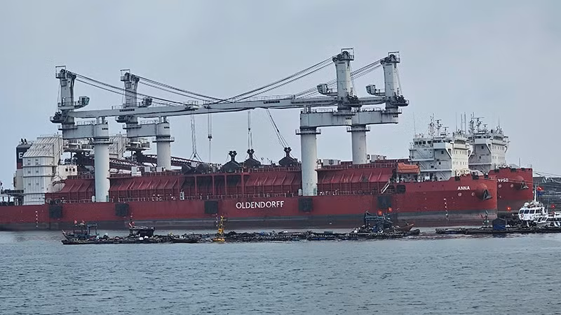 Tàu thuyền neo đậu bốc, dỡ hàng hóa ở Cảng Nghi Sơn.