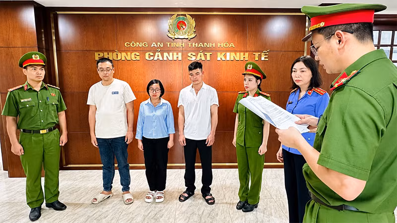 Cơ quan chức năng tỉnh Thanh Hóa thi hành quyết định khởi tố vụ án, khởi tố bị can.