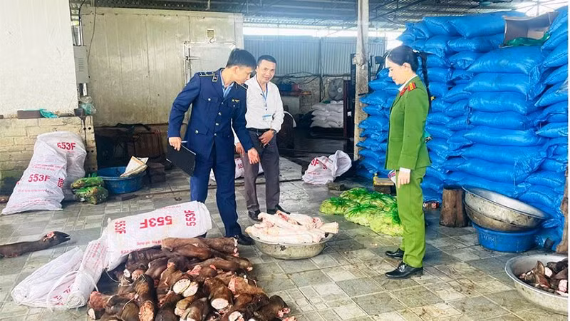 Lực lượng phối hợp kiểm tra cơ sở chế biến thực phẩm.
