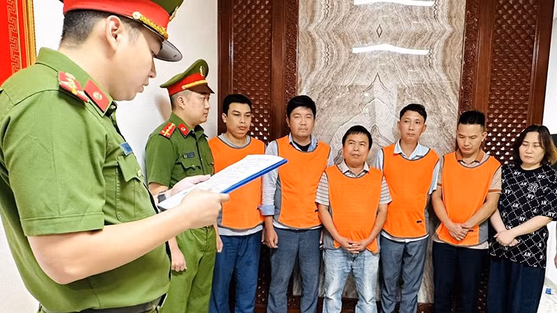 3-thi-hanh-bat-bi-can-de-tam-giam.jpg