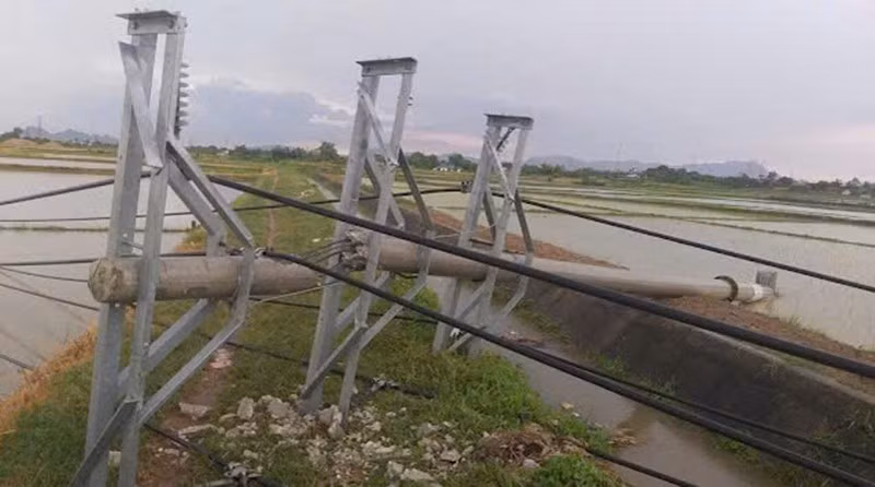 Cột điện trung thế bị gãy đổ.