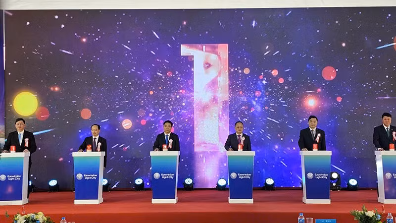 Các đại biểu khởi công dự án.