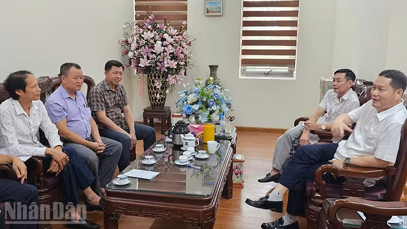 Bí thư Đảng ủy xã Triệu Sơn quán triệt mục tiêu chuyển đổi số đến các lãnh đạo chủ chốt cấp xã. (Ảnh: MAI LUẬN)