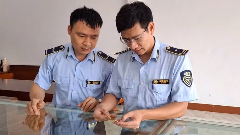 Quản lý thị trường ở Thanh Hóa phát hiện hàng hóa là dây chuyền vàng trang sức không rõ nguồn gốc, xuất xứ.