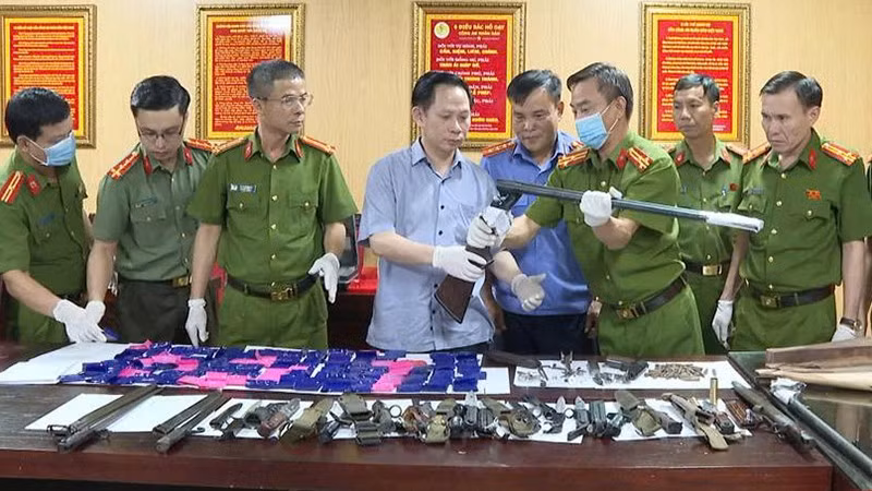 Công an xem xét vũ khí nóng thu hồi được.