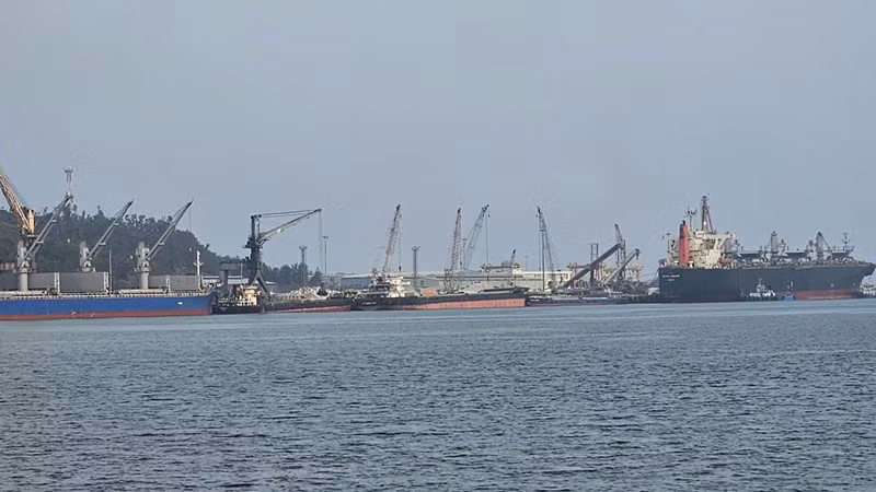 Tàu neo đậu tại cầu cảng ở Khu kinh tế Nghi Sơn, tỉnh Thanh Hóa.