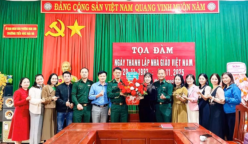 Bộ đội Biên phòng Thanh Hóa với giáo viên vùng biển đảo.