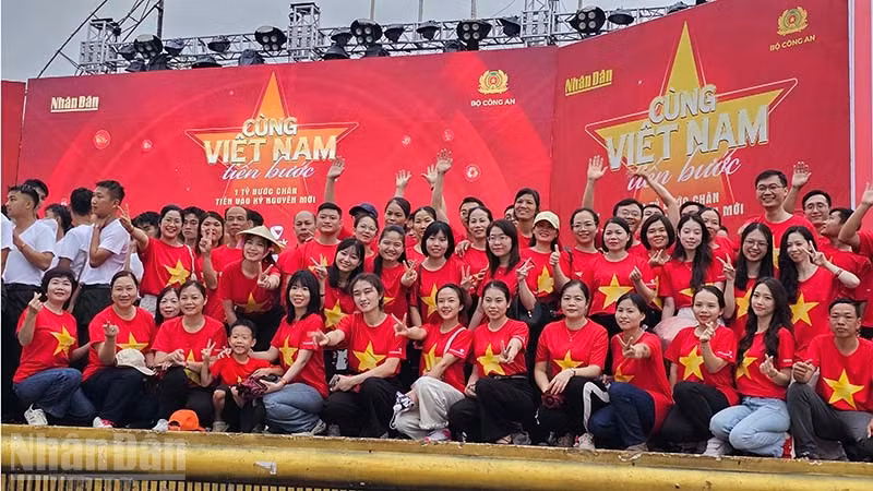 Quần chúng nhân dân đã cùng Việt Nam tiến bước. (Ảnh: Mai Luận)