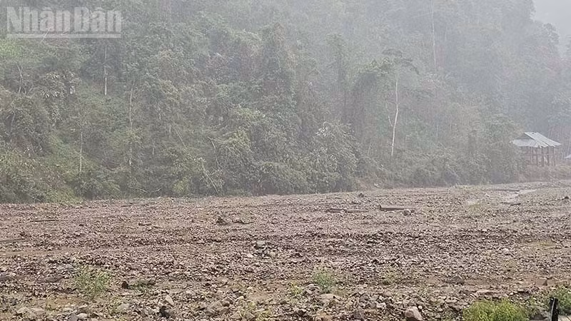 Một phần ruộng nước ở xã Bát Mọt, tỉnh Thanh Hóa trơ sỏi đá bởi các trận lũ lịch sử. (Ảnh: MAI LUẬN)