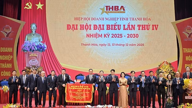 Tỉnh Thanh Hóa trao tặng Hiệp hội doanh nghiệp tỉnh bức trướng cùng kỳ vọng lớn.