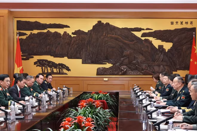 Đại tướng Phan Văn Giang hội kiến Phó Chủ tịch Quân ủy Trung ương Trung Quốc, Thượng tướng Trương Thăng Dân. (Ảnh: Bộ Quốc phòng)