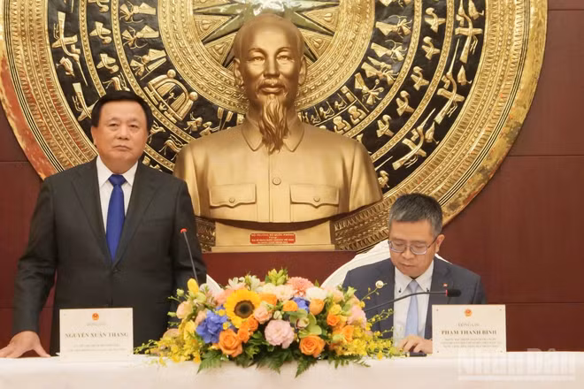 Đồng chí Nguyễn Xuân Thắng gặp gỡ cán bộ, nhân viên Đại sứ quán Việt Nam tại Trung Quốc. (Ảnh: VI SA)