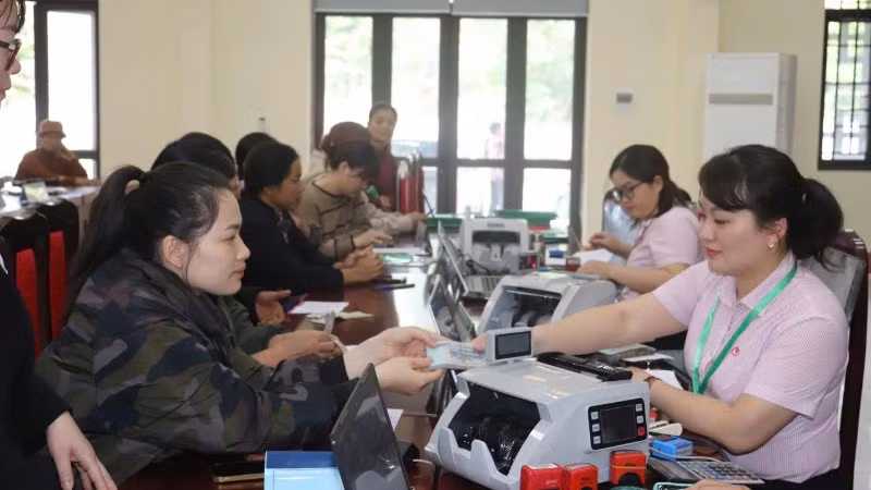Giao dịch tại điểm giao dịch của Phòng Giao dịch Ngân hàng Chính sách xã hội Chợ Đồn.