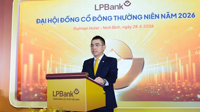 chu-tich-hdqt-lpbank-ho-nam-tien-doc-bao-cao.jpg